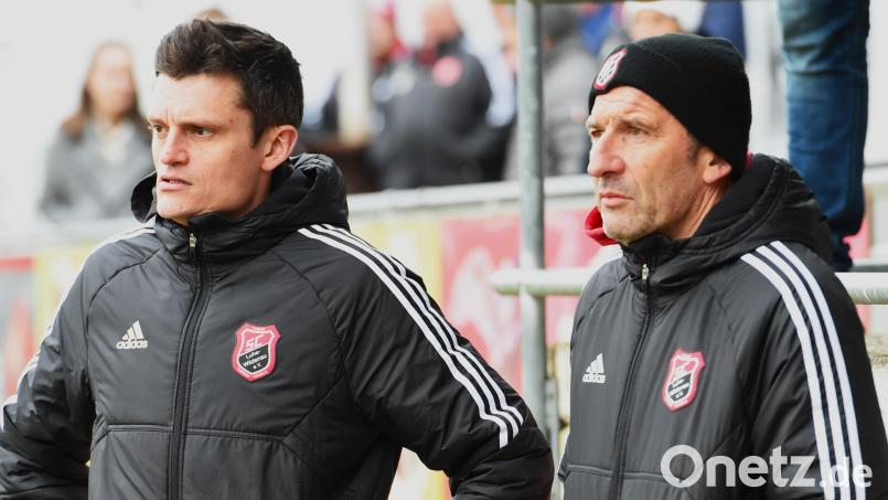 Cheftrainer Benjamin Urban und sein "Co" Stefan Grünauer sahen eine enttäuschende Leistung des SC Luhe-Wildenau. Archivbild: Gerhard Büttner