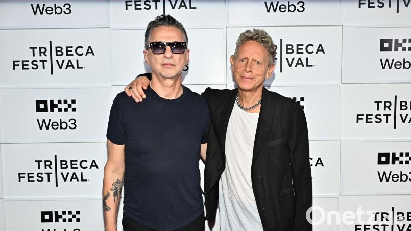 Dave Gahan (links) und Martin Gore sind zurück in den Charts - überraschenderweise mit einem alten Song. (Archivbild) Bild: Evan Agostini/Invision via AP/dpa