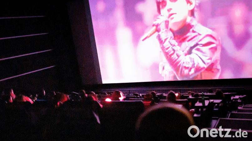 Kino statt Konzertsaal: Fans in Berlin feierten auf bequemen Sesseln. Bild: Carsten Koall/dpa