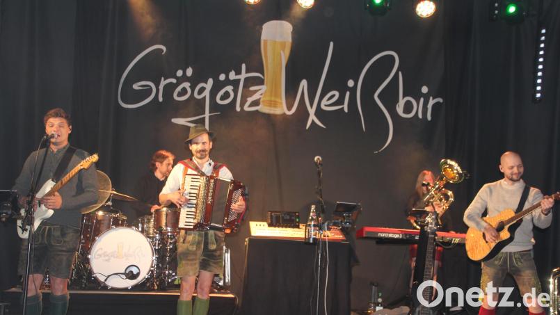 Die Band "Grögötz Weißbir" mit ihrem Bandleader Florian Gröninger (3. von links) sorgte für Stimmung auf dieser Party. Bild: Konrad Rosner