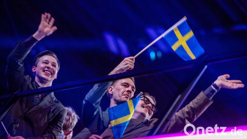 In diesem Jahr nur mit Zertifikat: Wer Fahnen bei den ESC-Shows in Wien schwenken möchte, muss neue Regeln beachten. (Archivbild) Bild: Jens Büttner/dpa