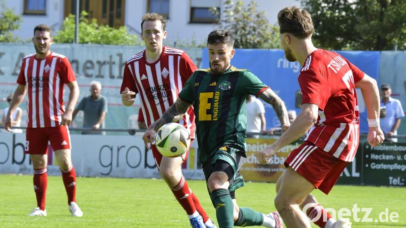 Marco Wiedmann (grünes Trikot) traf für die DJK Ammerthal, als er einen Strafstoß im Nachschuss verwandelte. Archivbild: Hubert Ziegler