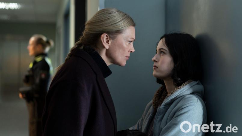 Helen Dorn (Anna Loos, links) erfährt, dass sie neben einer Halbschwester auch noch eine Nichte hat - und Tamara (Maya Lauterbach) provoziert die TV-Kommissarin gehörig. Bild: Georges Pauly/ZDF/dpa