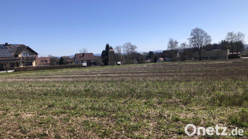 Auf der aktuell noch unbebauten Fläche im Süden der Marktgemeinde Fuchsmühl soll ein Betriebsgebäude entstehen. Bild: wro