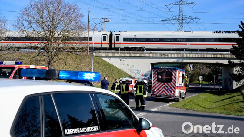 Ein ICE steckte wegen eines Oberleitungsschadens in Sachsen-Anhalt fest. (Symbolbild) Bild: Heiko Rebsch/dpa