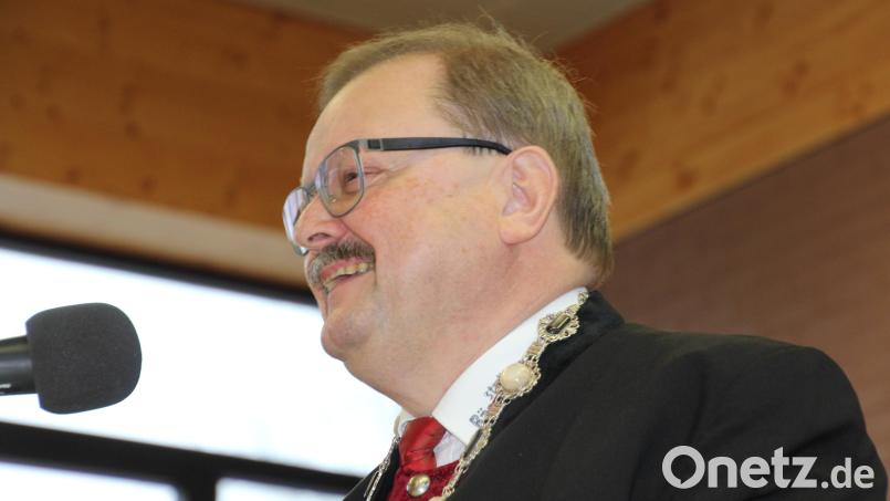 Bürgermeister Alfred Stier freut sich über den einstimmigen Haushaltsbeschluss des Stadtrats in Bärnau. Bild: Konrad Rosner