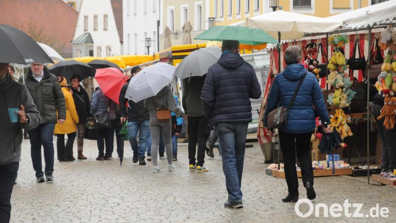 Vormittags regnete es noch, aber die Besucher kamen trotzdem in die City. Bild: ge