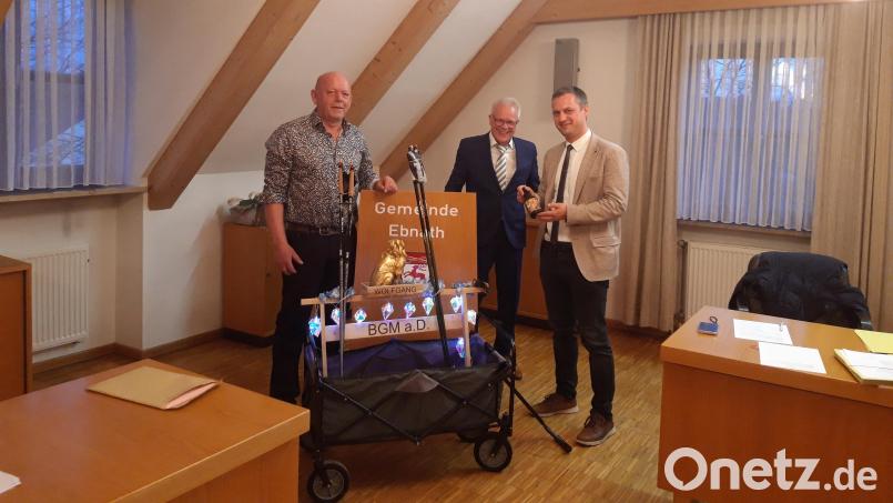 Einen "offenen Sportwagen ohne Benzinverbrauch" erhielt Bürgermeister Wolfgang Söllner (rechts) als Abschiedsgeschenk von seinen Gemeinderatskollegen. Er möge zusammen mit seiner Frau die dazugehörigen Walking-Stöcke oft benutzen, so der Wunsch von Bernd Kuhbandner (Mitte) und Josef Söllner. Bild: wkr