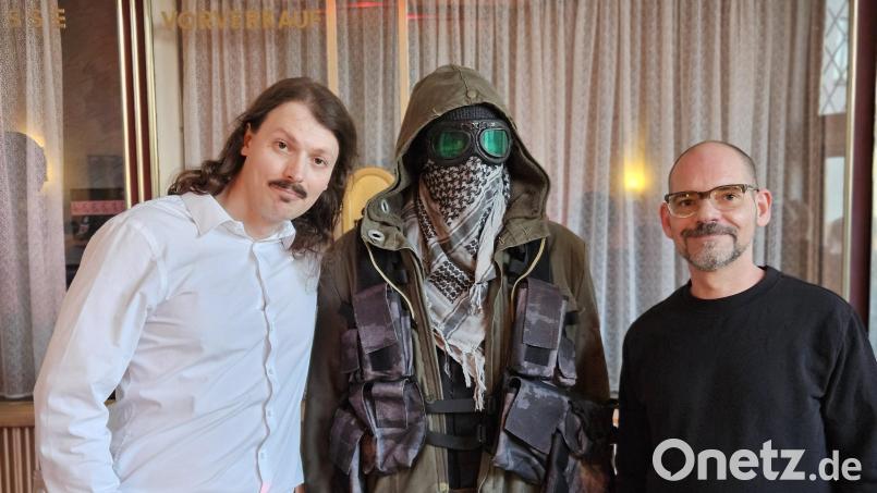 Sebastian Fritz (links) und Martin Helm (rechts) richteten für die Premiere ihres Films das Foyer im Ring-Theater liebevoll her. Der Ranger aus dem Endzeitdrama durfte natürlich nicht fehlen. Bild: Christopher Dotzler