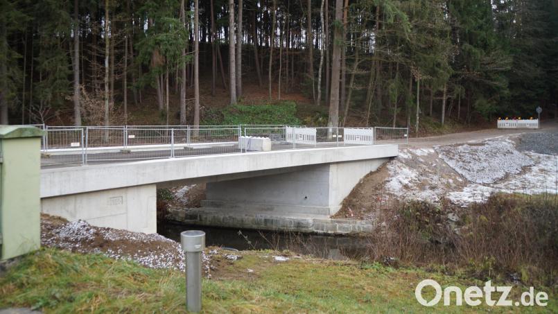 Die Silbermühlbrücke über die Ascha ist neu gebaut und für den Verkehr wieder freigegeben worden. Im vergangenen Jahr gehörte sie zu den großen Projekten in Dieterskirchen. Archivbild: wel