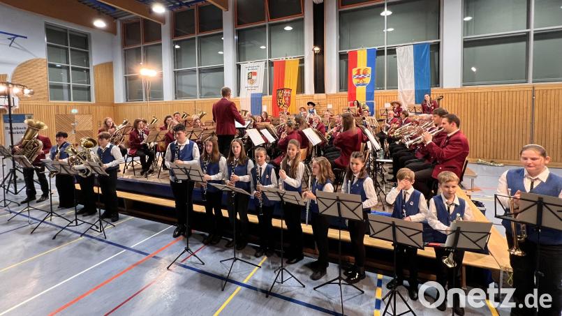 Auf 64 Musiker ist das Orchester zum Finale mit zehn "Spätzündern" und dem "Nachwux" bei den Märschen angewachsen. Bild: mma