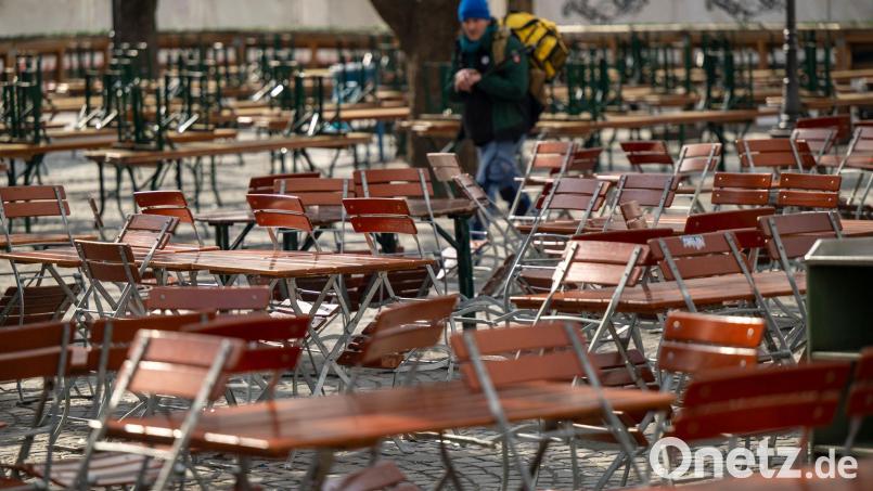 Nach einer frühlingshaften ersten Aprilwoche macht sich Regen breit. Beim Biergartenbesuch wird man wohl nass. (Archivbild) Bild: Peter Kneffel/dpa