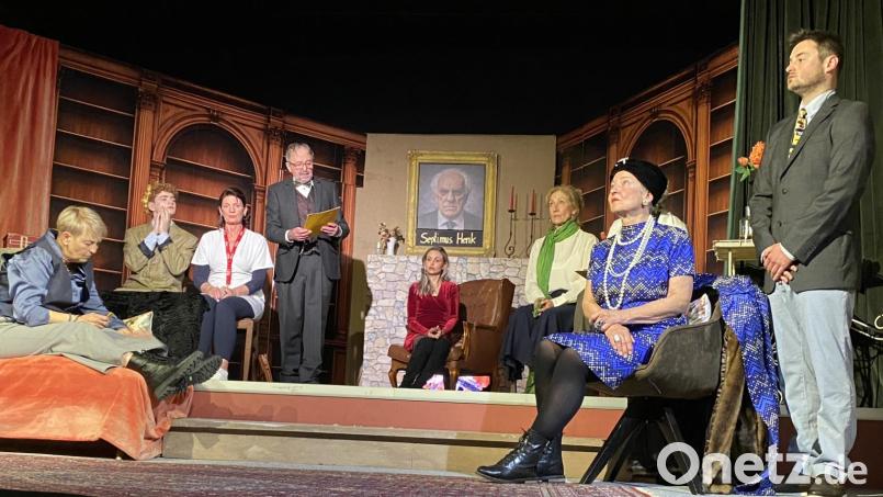 Krisenstimmung bei der Testamentseröffnung: Im Bild von links Tine Fiala, Linus Marchl, Moni Zwack, Manfred Bruckner, Pia Wagner, Ute Czichon, Renate Gresser und Christian Heigl. Bild: Völkl