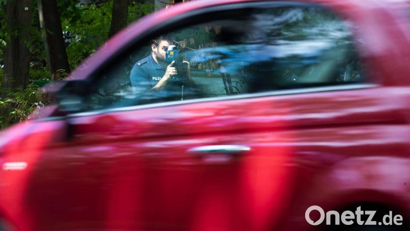 Regelmäßige Kontrollen sollen dazu beitragen, die Zahl der Verstöße gegen die Höchstgeschwindigkeit zu verringern. (Archivfoto) Bild: Christoph Soeder/dpa