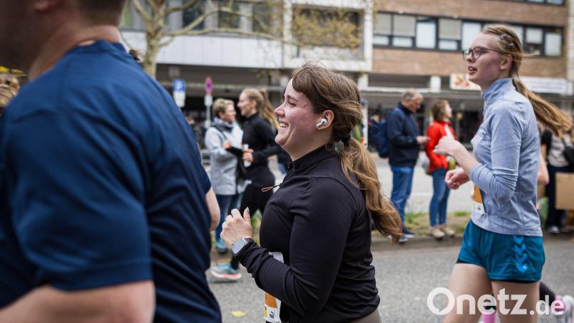 Beim Marathon in Hannover ist die Grünen-Politikerin Ricarda Lang in der Disziplin Halbmarathon gestartet. Bild: Moritz Frankenberg/dpa