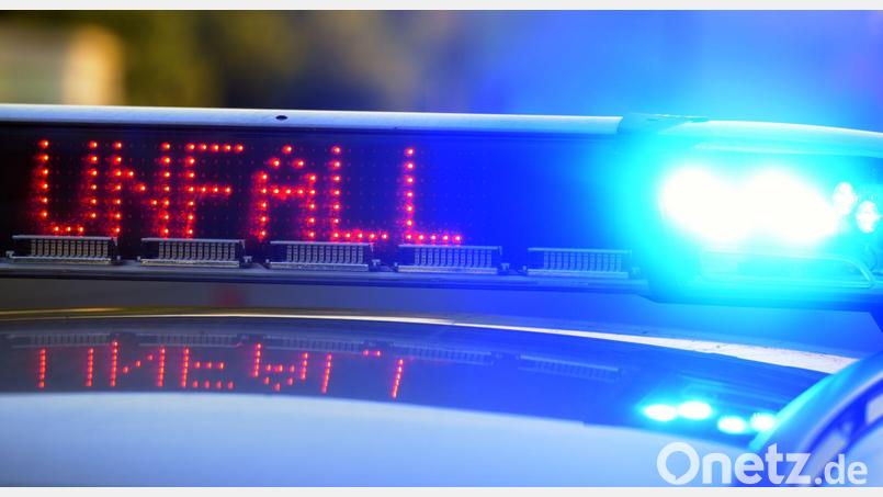 Für die Aufräumarbeiten wurde der Kreisverkehr rund zwei Stunden lang gesperrt. Symbolbild: Stefan Puchner/dpa