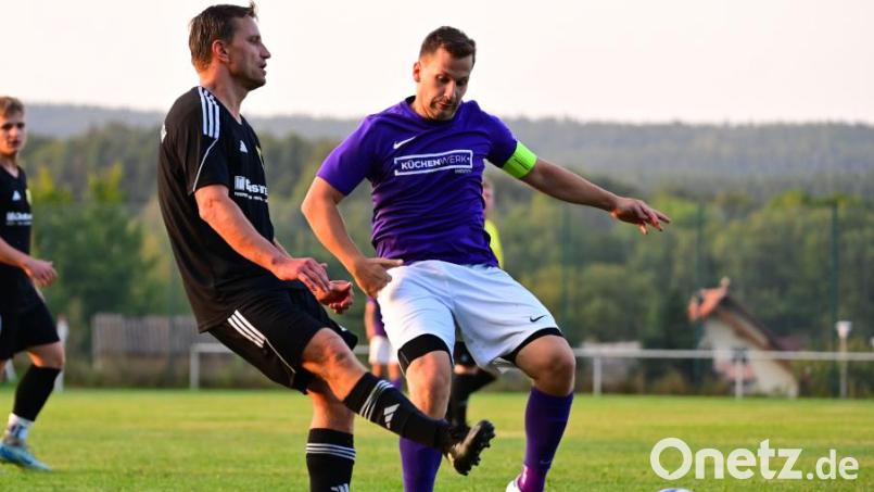 Lucas Pickert (rechts) hat sich im Duell gegen die DJK Falkenberg schwer am Knie verletzt. Archivbild: Thomas Schrems