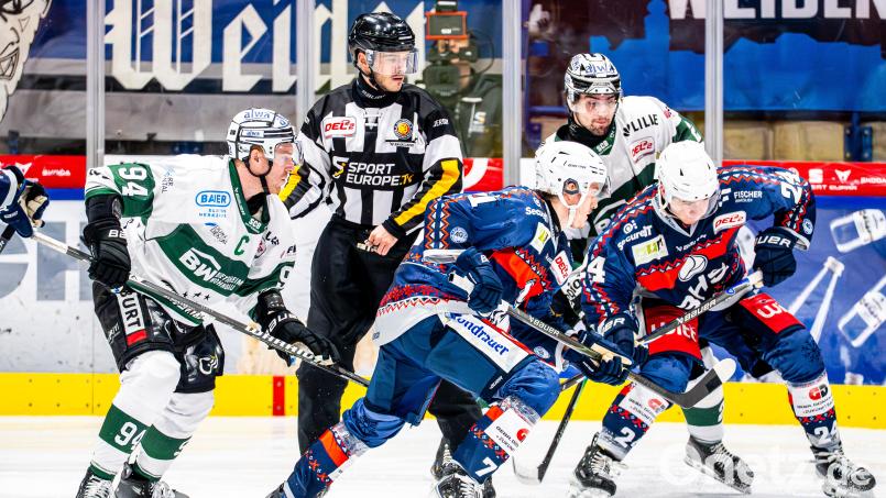 Tyler McNeely (links) fungiert nach der Entlassung Dücks als Interimstrainer der Bietigheim Steelers. Archivbild: Elke Englmaier
