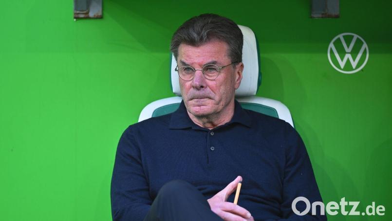 Dieter Hecking wartet mit dem VfL Wolfsburg weiter auf den ersten Sieg unter seiner Regie. Bild: Swen Pförtner/dpa