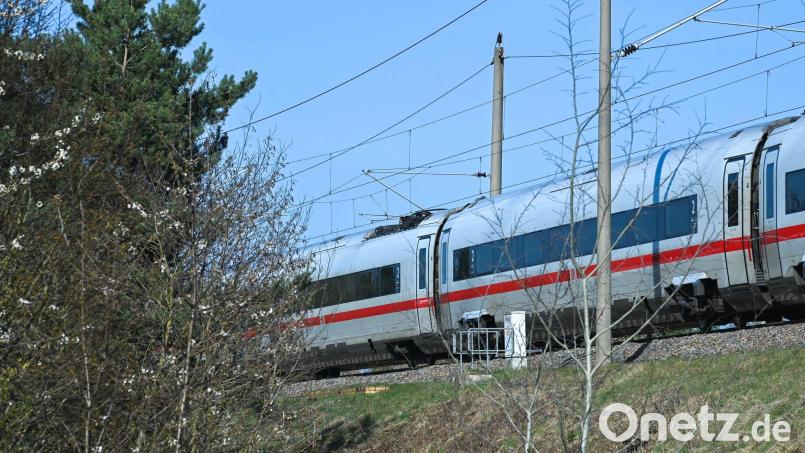 Zwei Menschen sind bei dem Vorfall auf der Strecke Berlin-München leicht verletzt worden. Bild: Heiko Rebsch/dpa