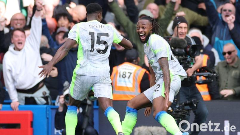 Marc Guehi (l) und Jeremy Doku von Manchester City jubeln nach einem Tor. Bild: Ian Walton/AP/dpa