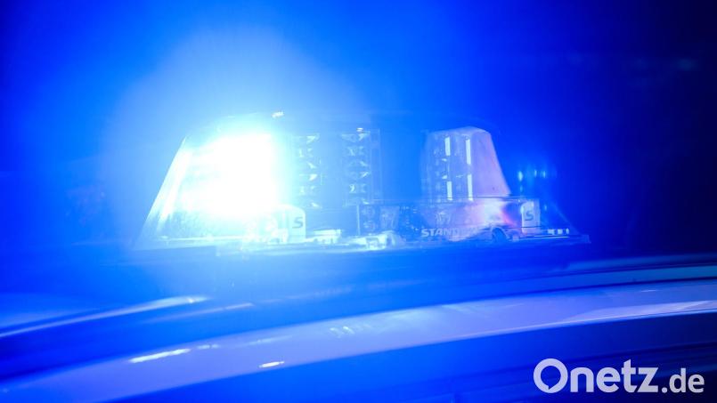 Der Autofahrer hat eine Spur der Verwüstung hinterlassen, die Aufräumarbeiten dauerten mehrere Stunden. (Symbolbild) Bild: Julian Stratenschulte/dpa