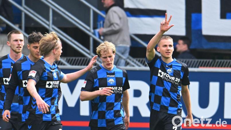 Filip Bilbija (r) erzielte in der ersten Halbzeit drei Tore. Bild: Swen Pförtner/dpa