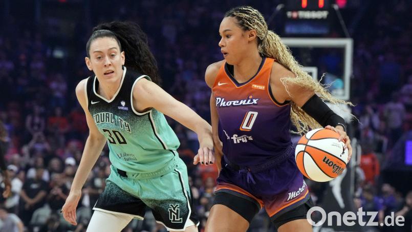 Spielen in Zukunft zusammen für New York: Satou Sabally (r) und Breanna Stewart. (Archivbild) Bild: Rick Scuteri/AP/dpa