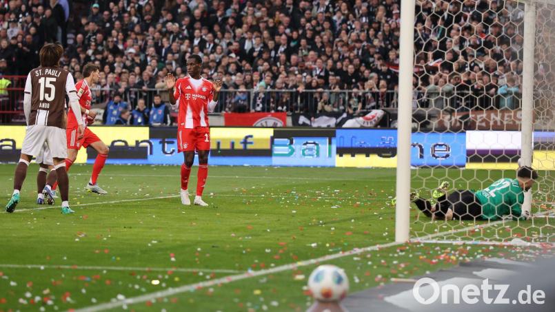Das Rekordtor: Leon Goretzka (2.v.l.) schießt im Spiel beim FC St. Pauli das 102. Saisontor des FC Bayern München. Bild: Christian Charisius/dpa