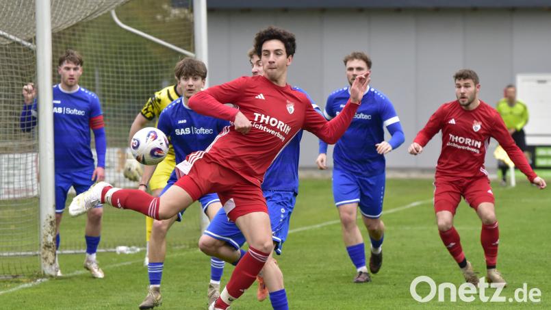 Hacke, Spitze, eins, zwei, drei: Vinzenz Schlenk (vorne) und die SpVgg Pfreimd besiegten daheim die Bayernliga-Reserve der SpVgg SV Weiden. Bild: Hans Mark