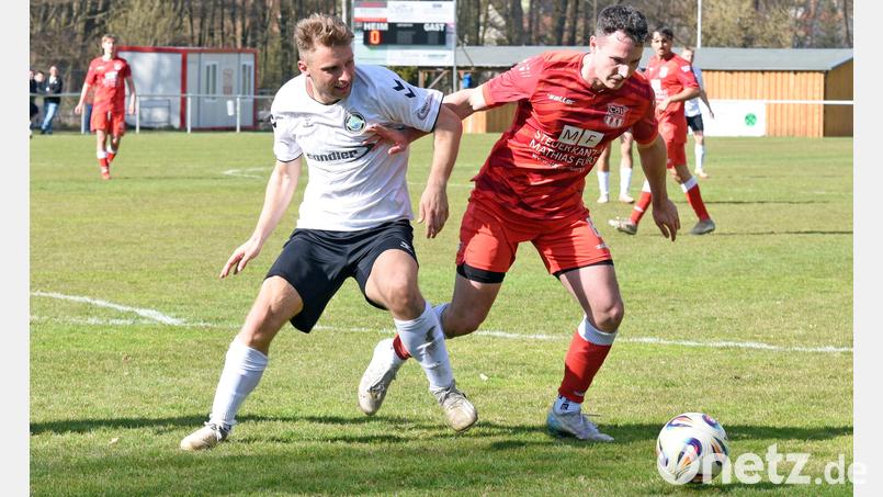 Der TSV Waldershof unterlag der SpVgg Saalestadt mit 1:2. In dieser Szene kämpfen der Waldershofer Luca Foti (rechts) und Patrick Rüger um den Ball. Bild: Gebert
