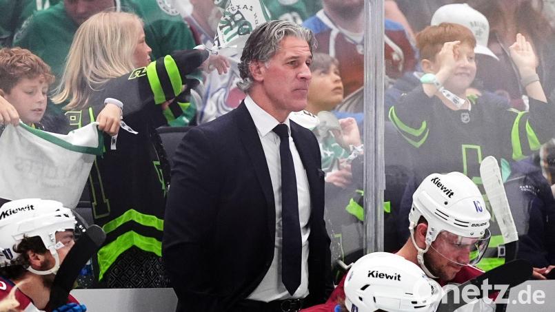 Verletzt während des Spiels: Colorados Cheftrainer Jared Bednar. (Archivbild) Bild: Julio Cortez/AP/dpa