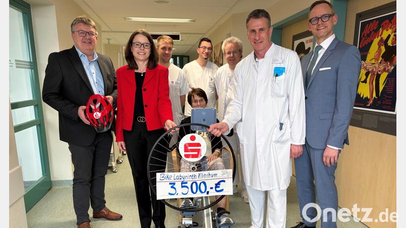 Eine Spende von 3500 Euro der Sparkasse Amberg-Sulzbach kommt einem innovativen Projekt am Klinikum St. Marien in Amberg zugute. Darüber freuen sich (von links) der kaufmännische Direktor Hubert Graf, Sonja Kalb, Vorstandsmitglied der Sparkasse Amberg-Sulzbach, Johannes Dittrich und Alexander Jäger von der Physiotherapie, Oberarzt Dr. Anatole Pütz, Chefarzt Dr. Jens Trögner sowie Thomas Pickel, Vorstandsvorsitzender der Sparkasse Amberg-Sulzbach. Bild: Sandra Dietl Klinikum St. Marien Amberg