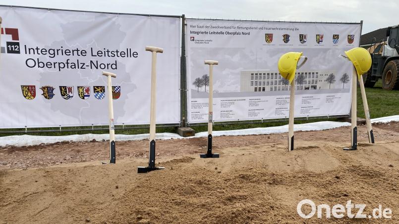 Der Spatenstich am Montag besiegelte symbolisch den Übergang aus der Planungsphase in die Bauphase. In Wernberg-Köblitz entsteht die neue Integrierte Leitstelle Oberpfalz-Nord. Bild: sbö