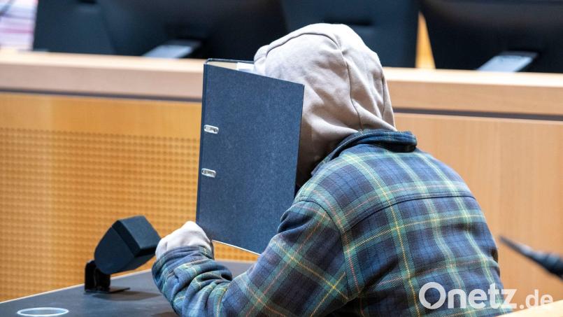 Der Angeklagte soll eine dreifache Mutter erschossen haben. Die Tochter des Opfers musste nun aussagen. Bild: Stefan Puchner/dpa