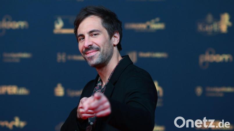 Der Sänger hat sich beim Kuhstreicheln einen Finger gebrochen. (Archivbild) Bild: Hendrik Schmidt/dpa