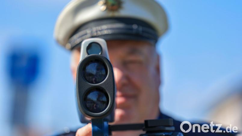 Vor einer Radarkontrolle der Polizei warnte ein Mann mit einem Plakat. (Symbolbild) Bild: Jan Woitas/dpa