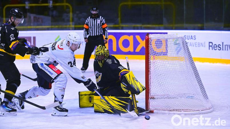 Eine Szene aus einem Vorbereitungsspiel der Blue Devils Weiden gegen Sokolov. "Natürlich" haben die Tschechen das Spiel im vergangenen Herbst gewonnen. Archivbild: Schrems Thomas