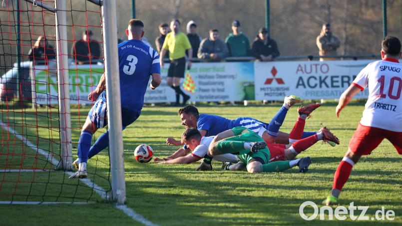 Dieses Gruppenkuscheln im Strafraum des SV 08 Auerbach führte in der vierten Minute der Nachspielzeit zur Roten Karte für Auerbachs Matthias Förster und zum Elfmeterpfiff für die SpVgg Trabitz. Bild: Dieter Jäschke