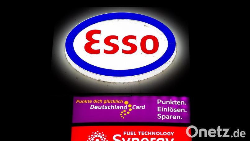 Bertelsmann will das Deutschland-Card Rabattprogramm einstellen, dessen Nutzerinnen und Nutzer unter anderem bei Esso Punkte sammeln können. Archivbild: Hauke-Christian Dittrich/dpa