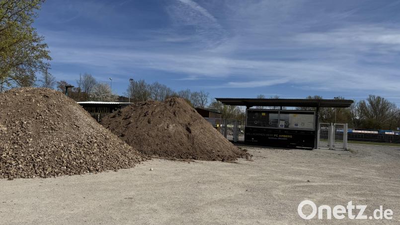 Die Umbauarbeiten der Tartanbahn am Schanzl zwingen den FC Amberg zu einem Platzwechsel. Bild: ama