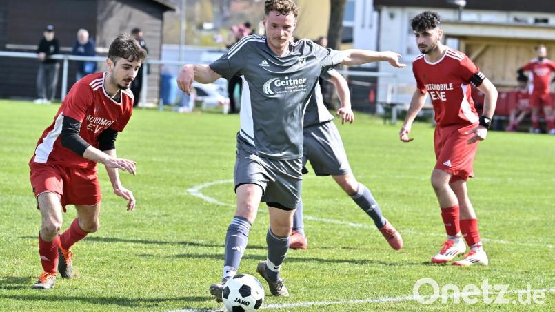 Felix Geitner (Mitte) von der SG Kastl/Utzenhofen kann sich in dieser Szene gegen Bleand Emerllahu (links) vom SV Inter Bergsteig Amberg behaupten.Die SG siegte mit 4:1. Bild: Hubert Ziegler