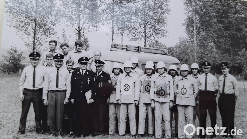 Eine Tremmersdorfer Löschgruppe nach einer Leistungsprüfung vor mehr als 50 Jahren mit Kreisbrandinspektor und Speinsharts Bürgermeister Josef Bräutigam. Bild: Robert Dotzauer
