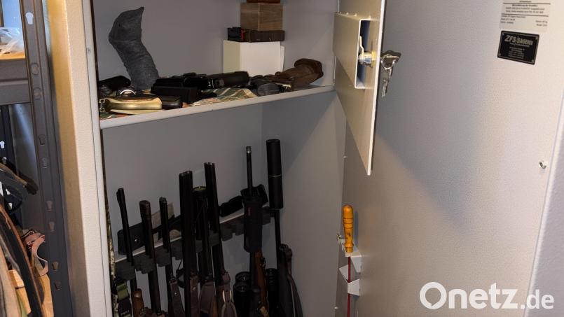 Ein vorschriftsmäßiger Waffentresor der Klasse 1 mit über 200 Kilogramm Gewicht. Darin dürfen Kurzwaffen (oben) und Gewehre (unten) zusammen gelagert werden. Bild: ge