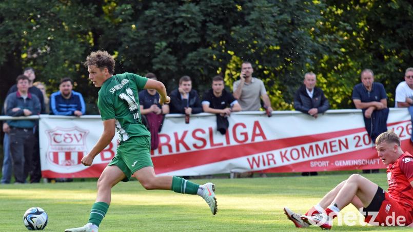 Der SV Mitterteich empfängt am Dienstag den TSV Waldershof. Das Hinspiel (4:0) war eine klare Sache für den SVM. In dieser Szene hat Lukas Hausladen (rechts) gegen Mitterteicher Pascal Höcht das Nachsehen. Archivbild: Gebert