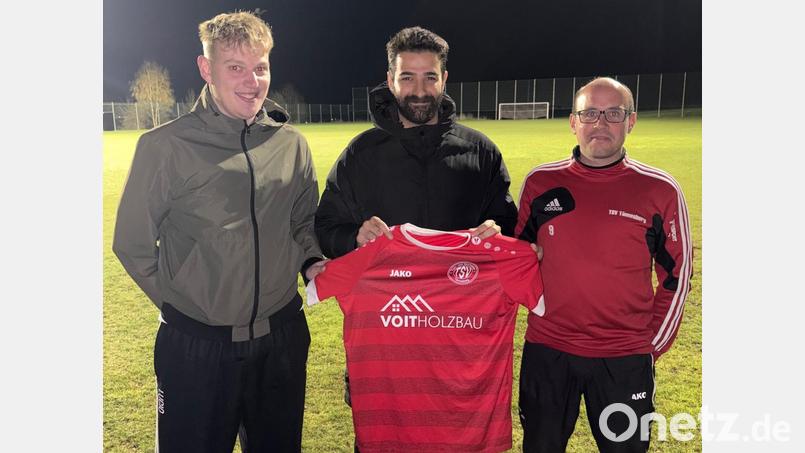 Die Verantwortlichen des TSV Tännesberg, Lucio Lobinger (links) und Thomas Hauer (rechts), haben die Vertragsverlängerung mit Trainer Ibrahim Devrilen (Mitte) perfekt gemacht. Bild: TSV Tännesberg