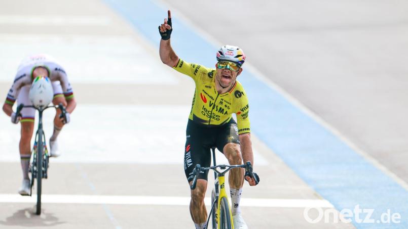 Der Belgier Wout van Aert (r) überquert die Ziellinie vor dem Slowenen Tadej Pogacar. Bild: Jean-Francois Badias/AP/dpa