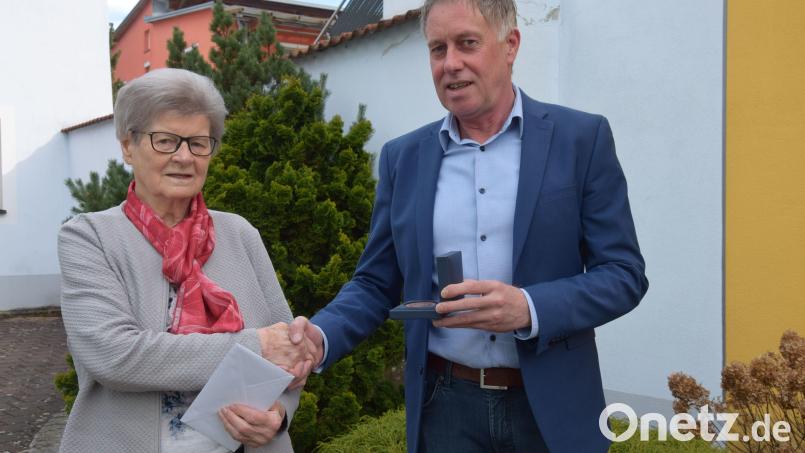 Ihren 90. Geburtstag durfte Paula Preißl aus Schmidmühlen im Kreise ihrer Lieben feiern. Für den Markt gratulierte 2. Bürgermeister Mathias Huger. Bild: bö