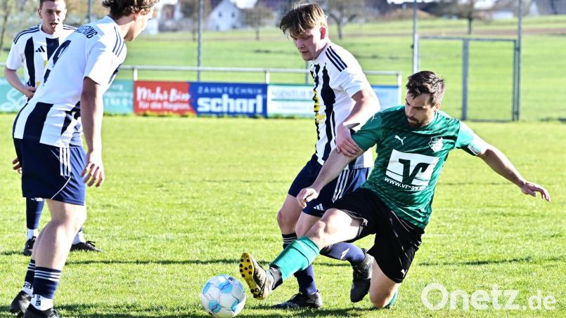 Luca Schärtl (2.v.r.) vom SV Raigering wird in dieser Szene vom Haselmühler Kapitän Michael Dotzler fair vom Ball getrennt. Beim 0:5 hatte der ASV Haselmühl nicht viel mitzureden. Bild: Hubert Ziegler