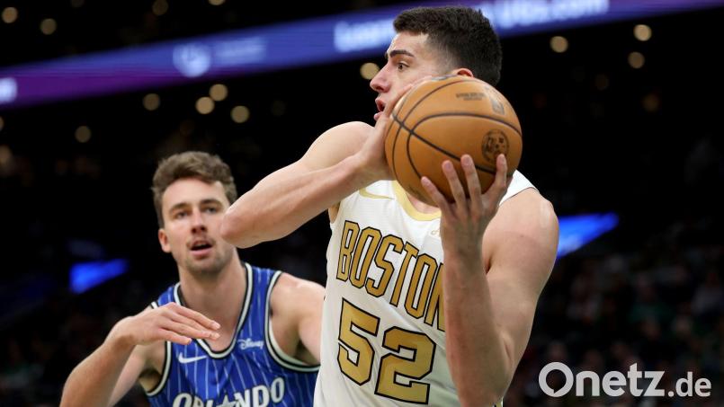Franz Wagner (l.) könnte in den Playoffs erneut auf Luka Garza und die Boston Celtics treffen. Bild: Mark Stockwell/AP/dpa